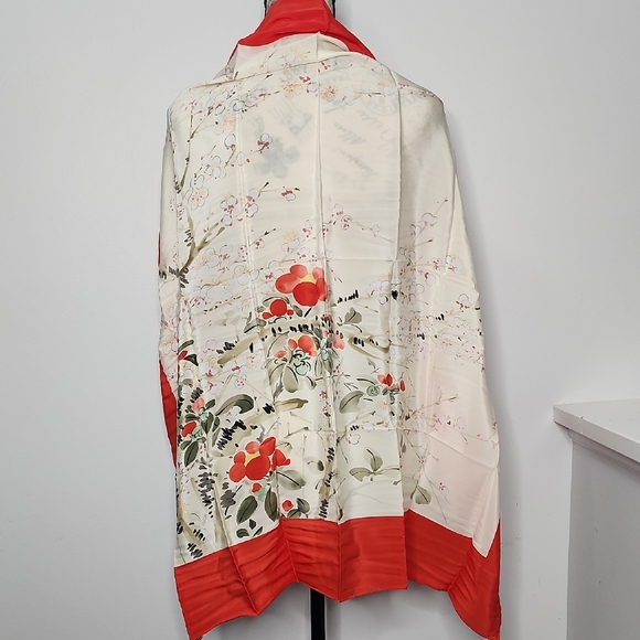 The Met Accessories - The Metropolitan Museum Of Art Elegant Plum Blossom Floral Silk Scarf